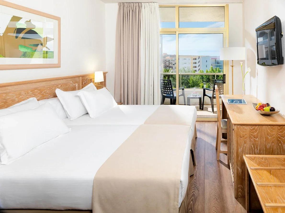 Double bed suite at H10 Salou Princess