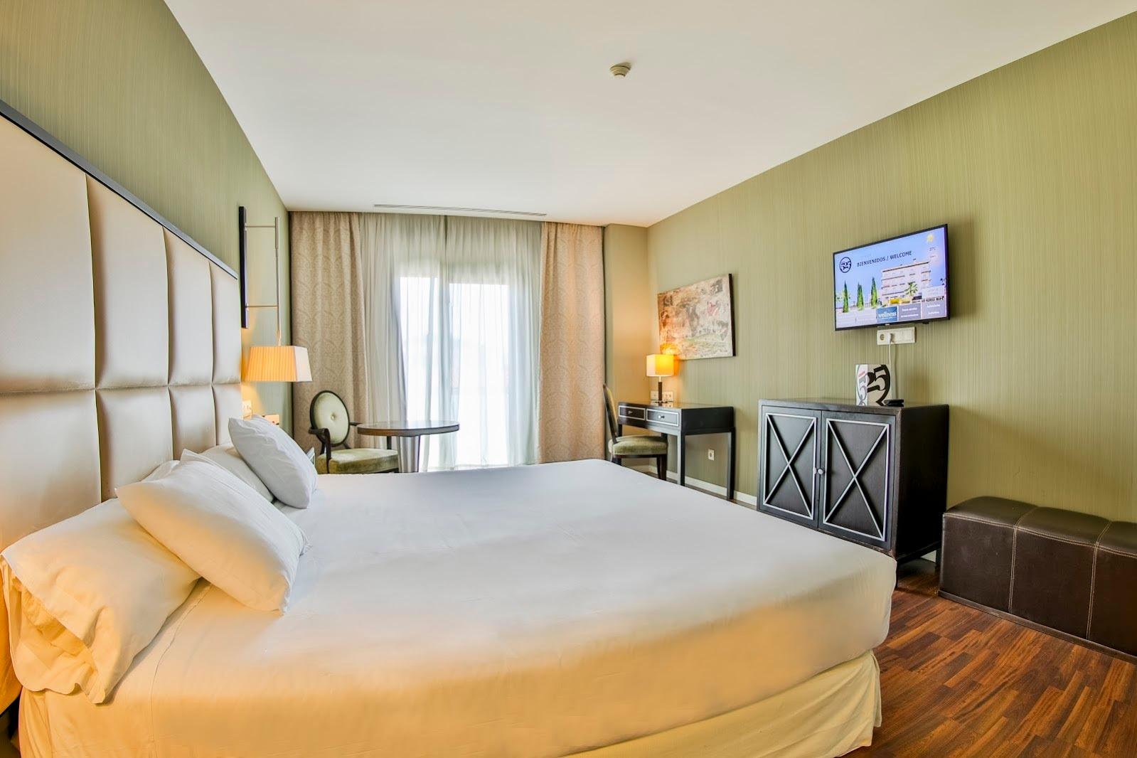 Spacious double bed suite at Hotel 525