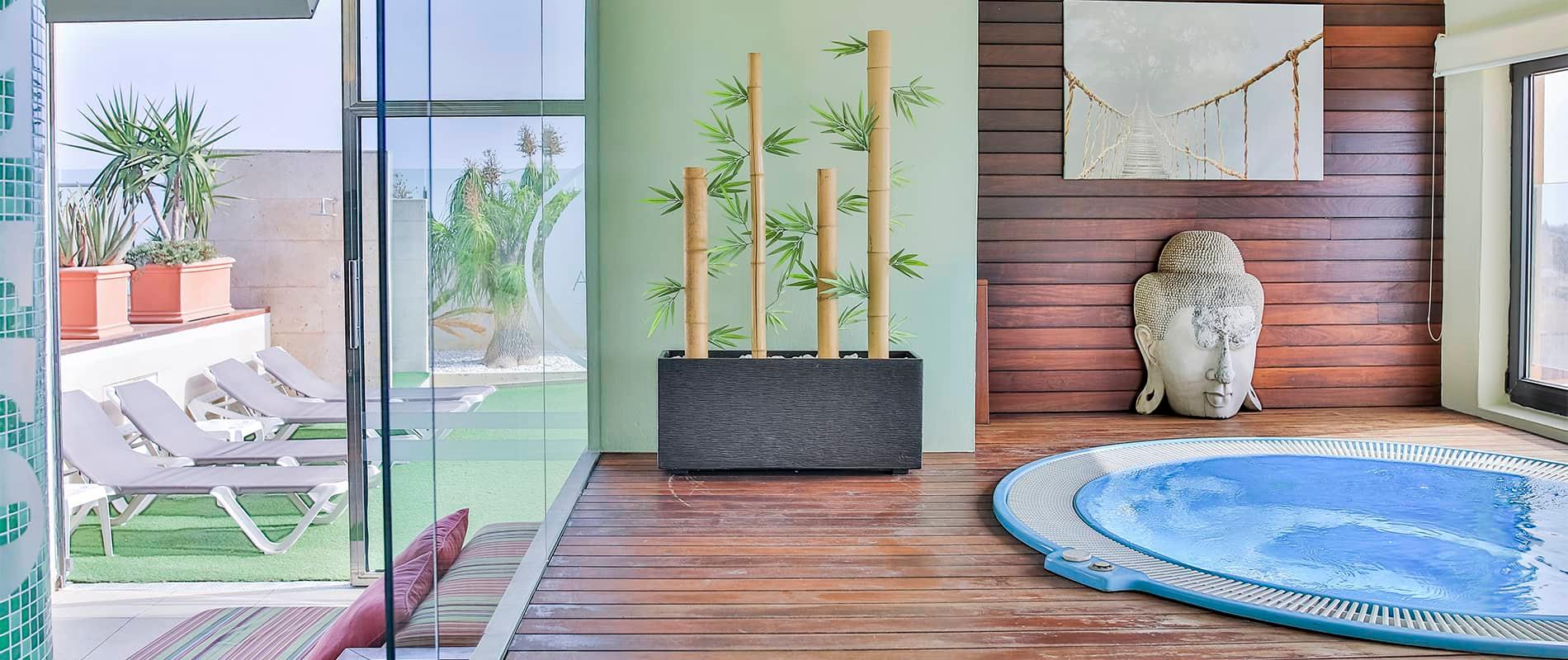 Indoor jacuzzi as part of the spa facilities at Hotel 525