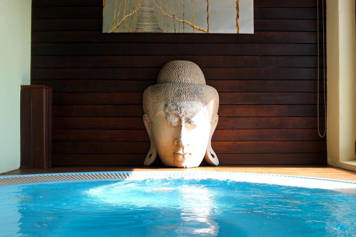 Indoor jacuzzi as part of spa facilities at Hotel 525