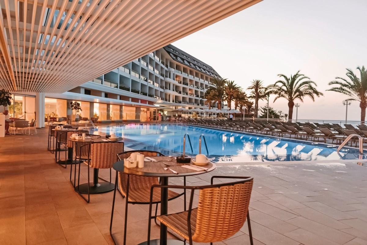 Poolside dining at Hotel Don Gregory by Dunas