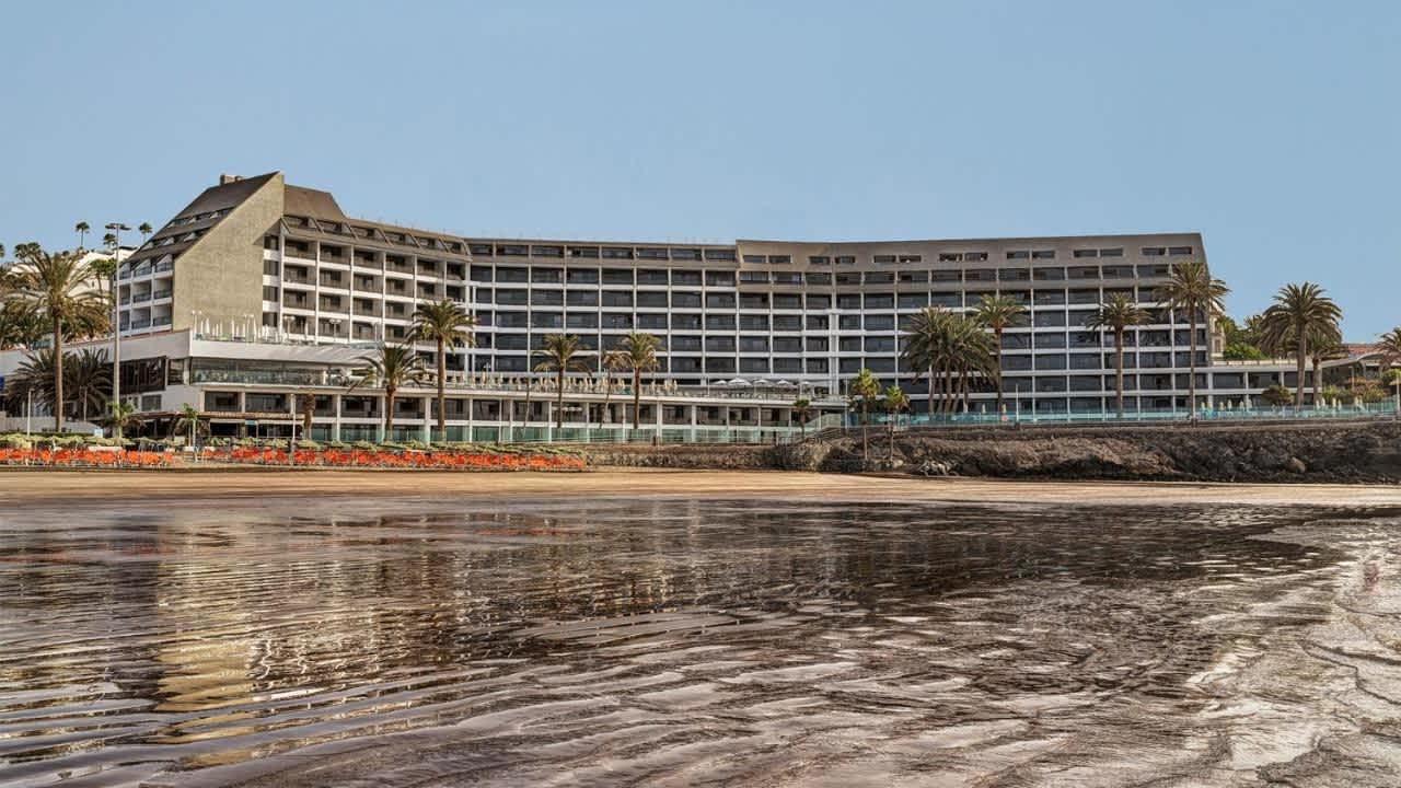 Panoramic view of the beachfront Hotel Don Gregory by Dunas