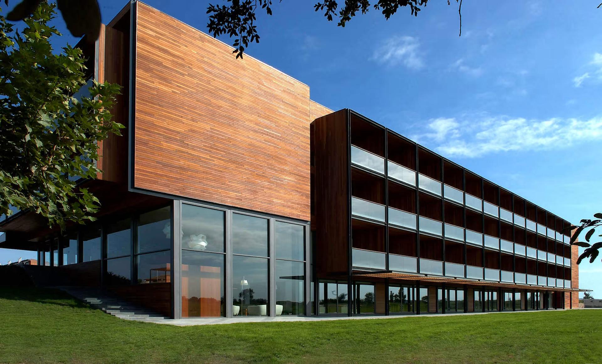 Panoramic view of the Hotel Emporda Golf building