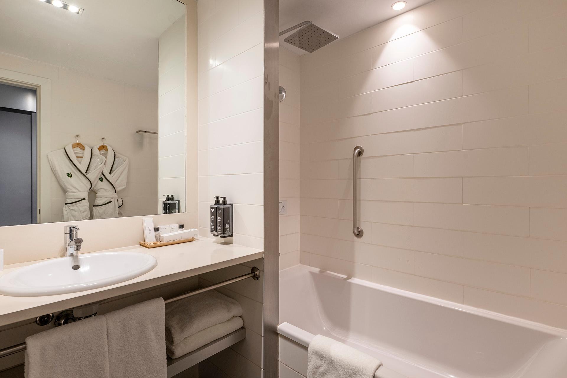 Bathroom as part of a suite at Hotel Emporda Golf