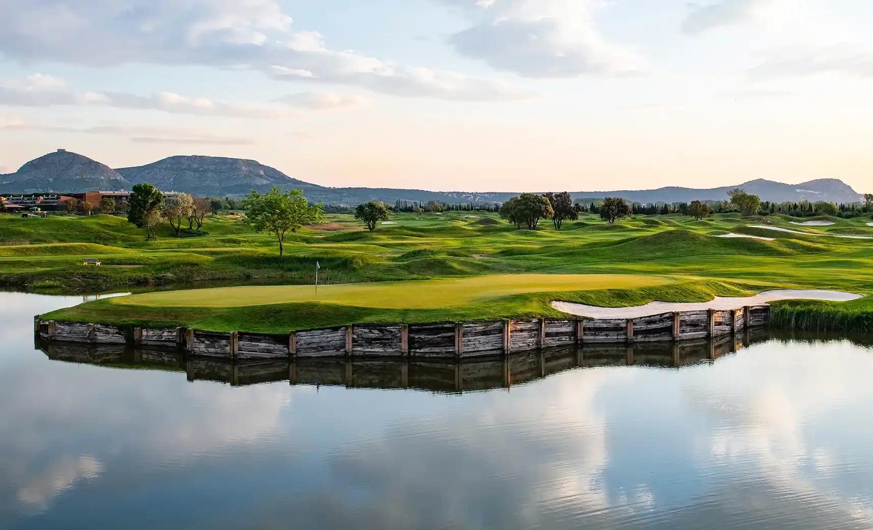 A well maintained fairway next to a water hazard