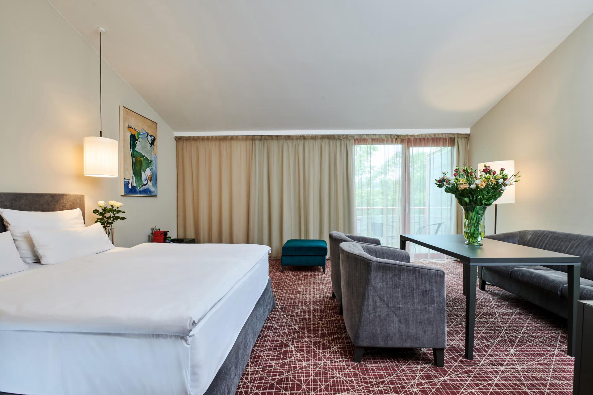 Spacious double bed suite at Hotel NH Prague City