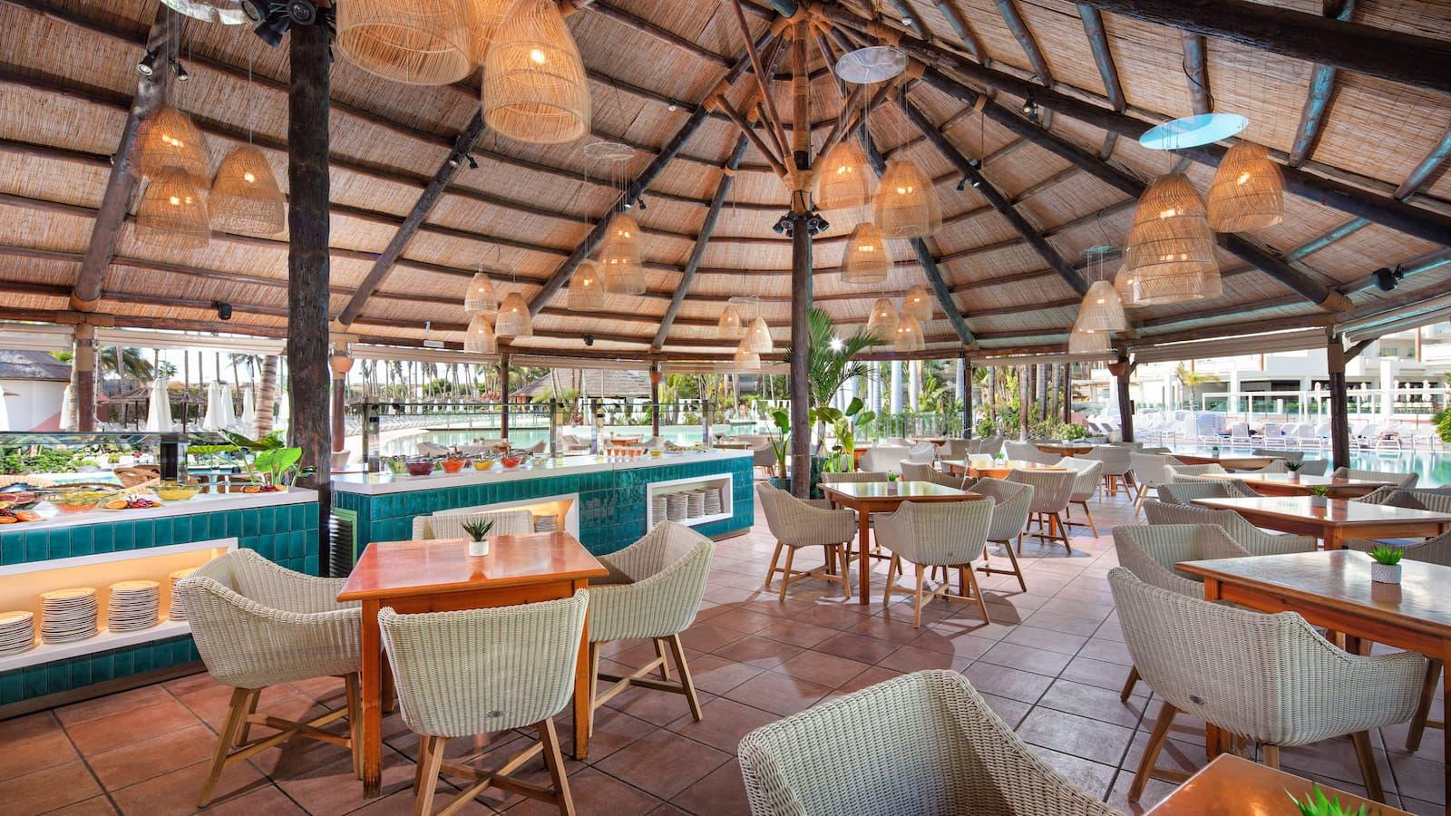 Outdoor dining area at Hotel Tabaiba Princess