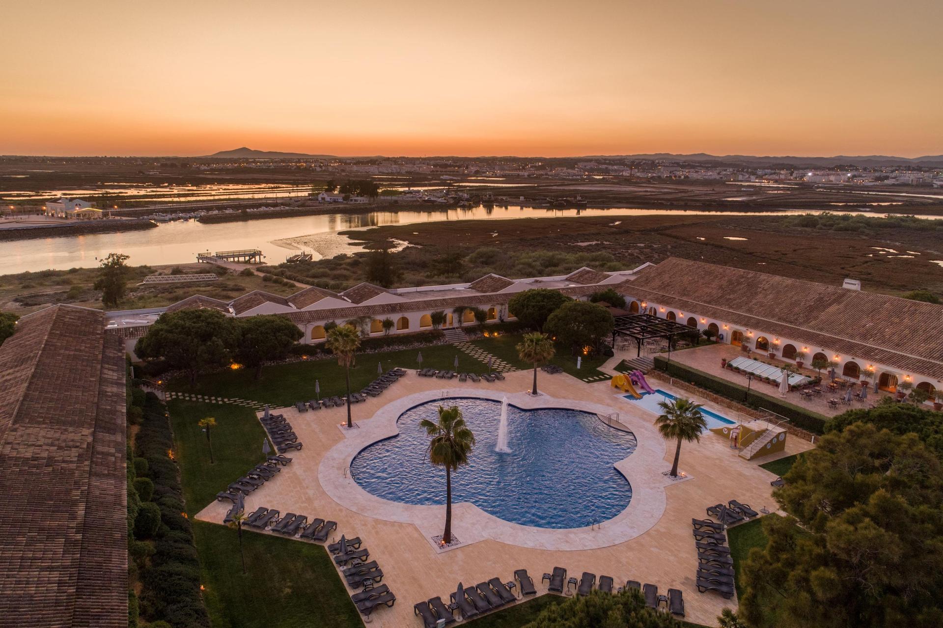 Overhead view of the outdoor swimming pool at Hotel Vila Gale Albacora
