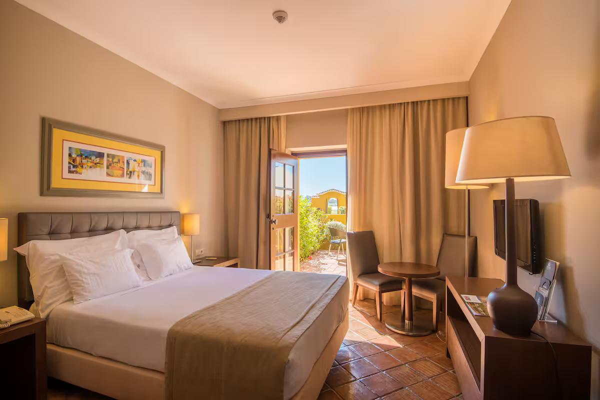 Double bed suite at Hotel Vila Gale Albacora