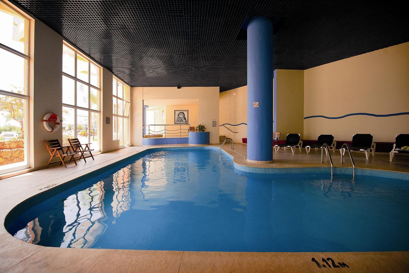 Indoor swimming pool at Hotel Vila Gale Nautico