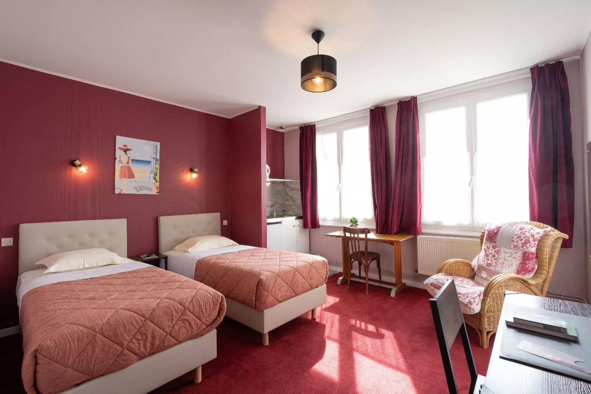 Twin bed suite at Hotel le Caddy