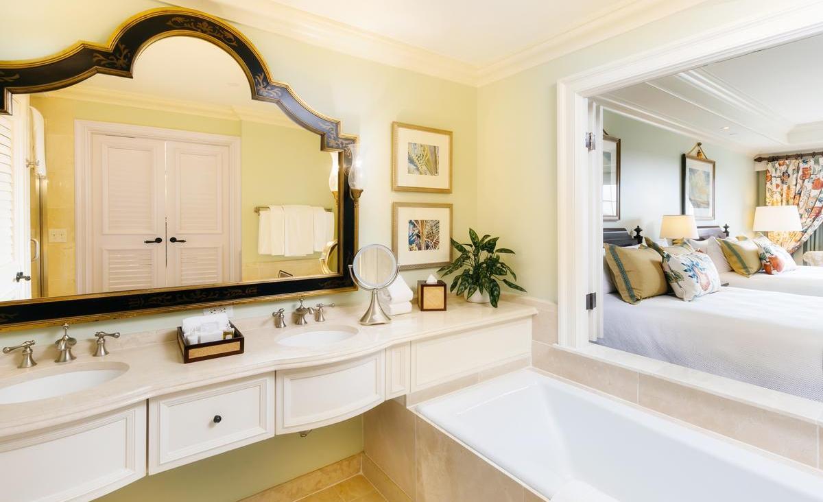Bathroom with a window to the twin bed suite at Kiawah Island Golf Resort