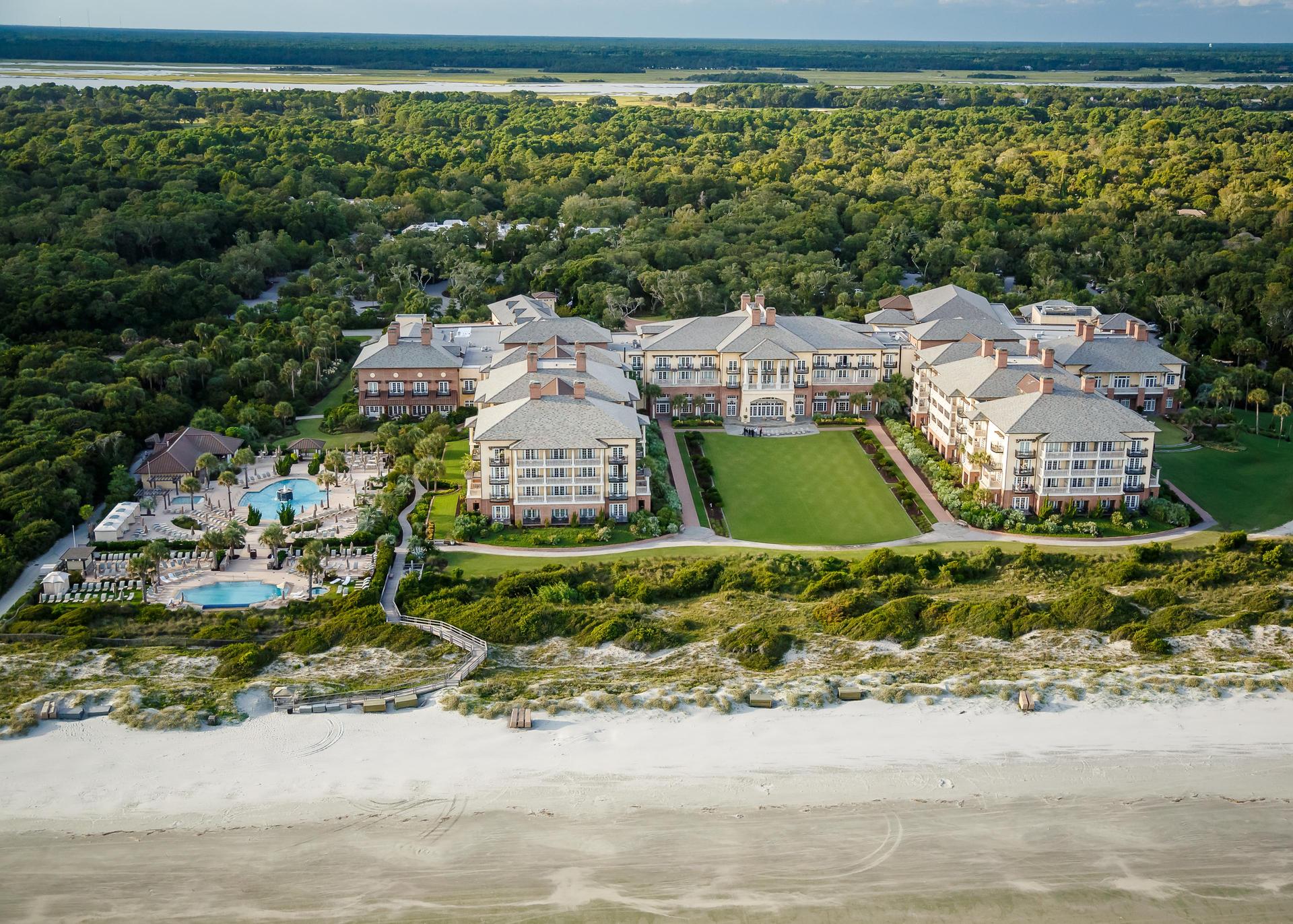 Panoramic view of the Kiawah Island Golf Resort hotel next to the outdoor swimming pools