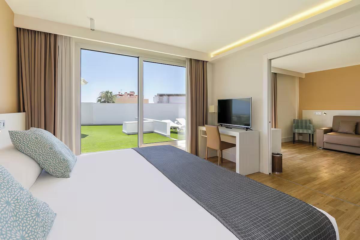 Do9uble bed suite with outdoor patio space at Melia Sol Don Pedro