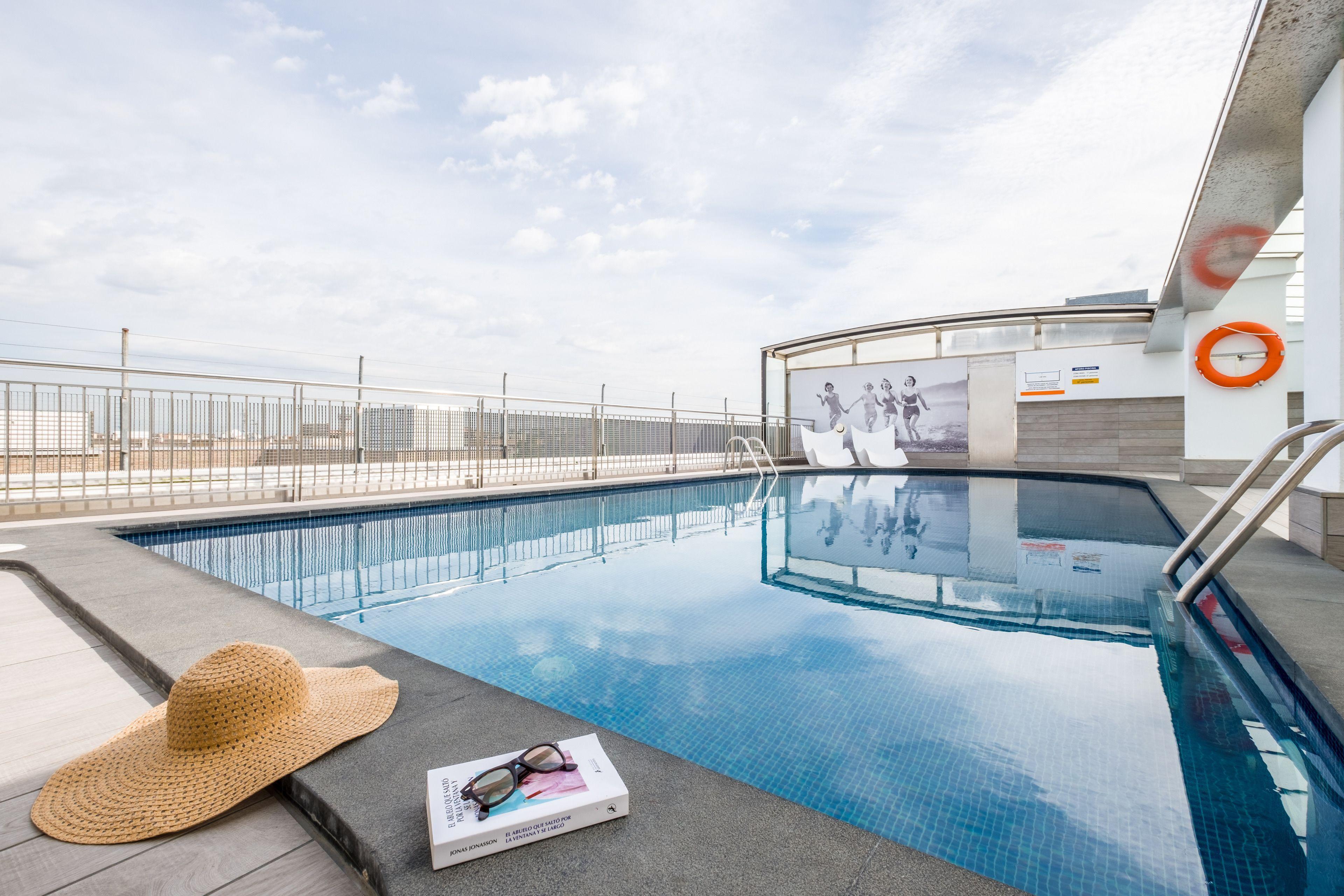 Outdoor pool at Regente Aragon Hotel