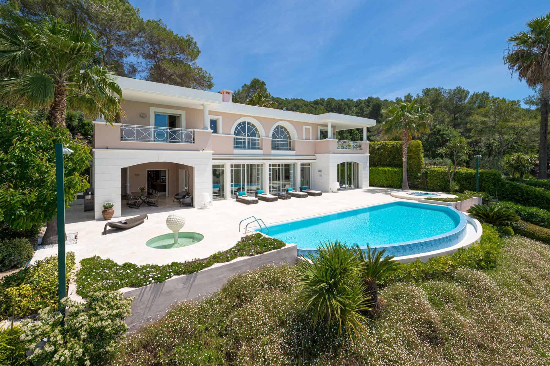 Panoramic view of the outdoor swimming pool at Royal Mougins Golf & Resort