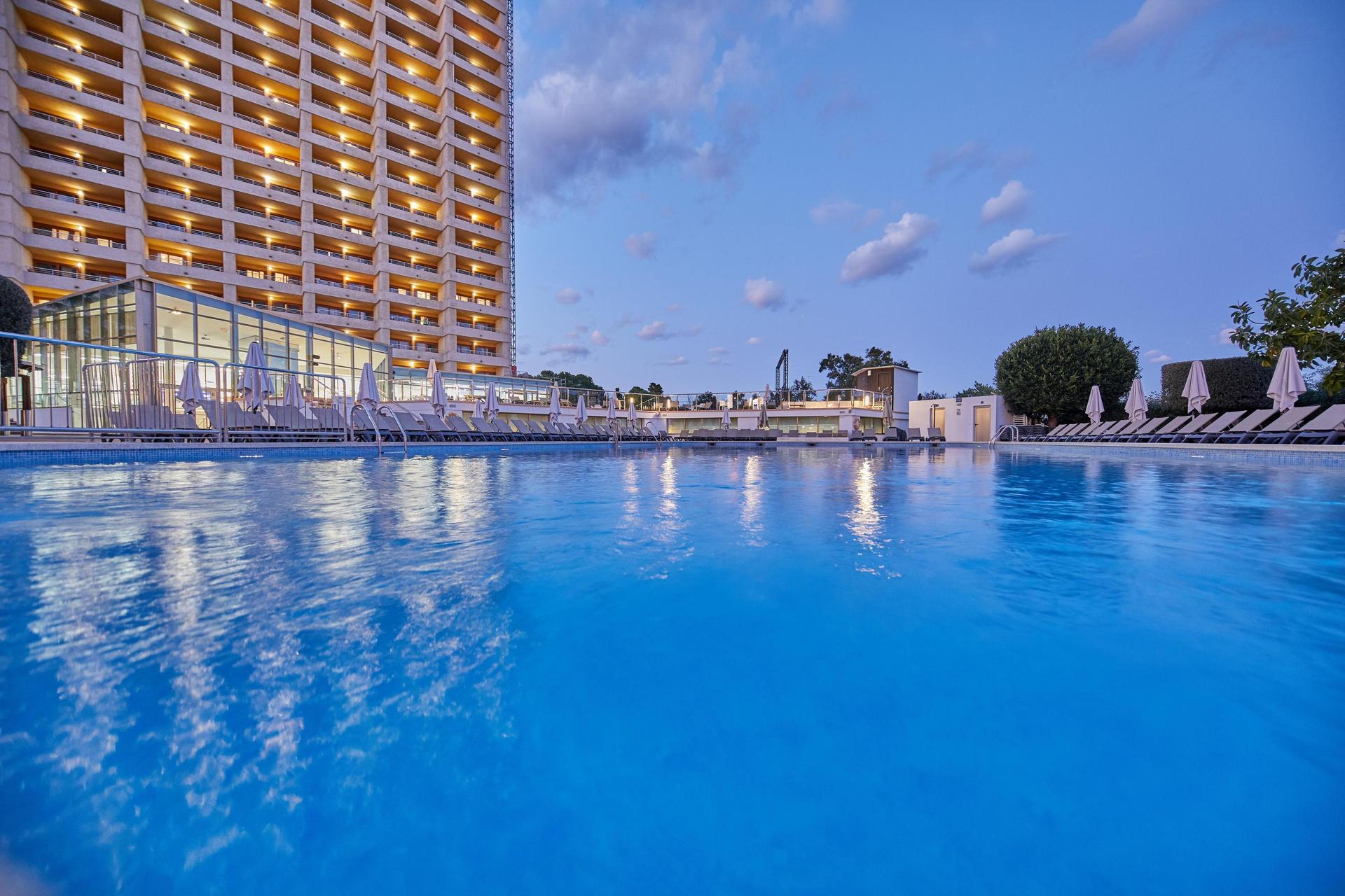 Outdoor swimming pool at Sandos Benidorm Suites