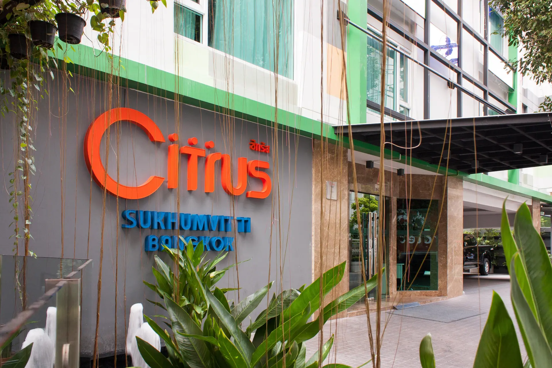 Panoramic view of the Citrus Suites front entrance