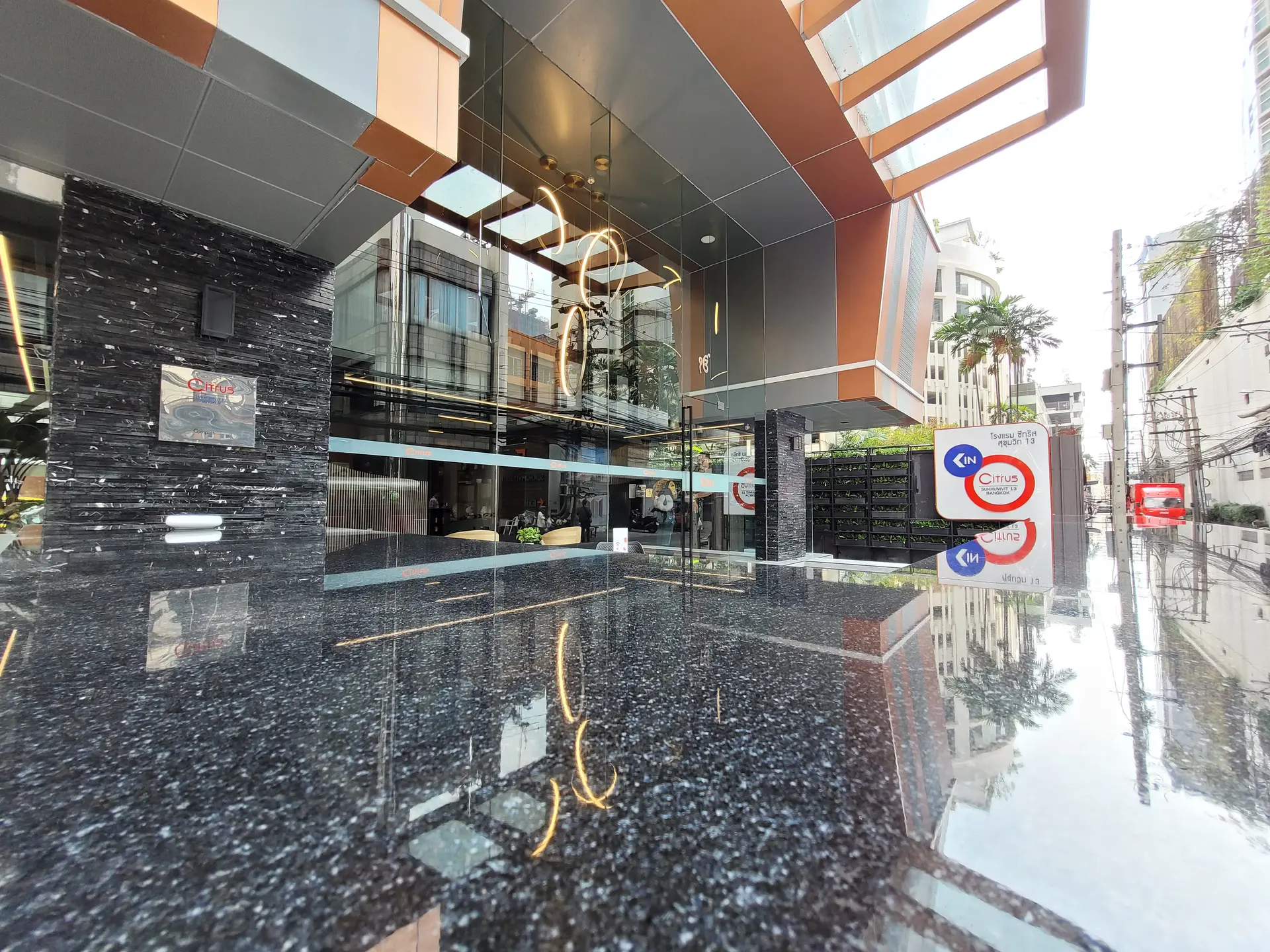 Front entrance to Citrus Suites