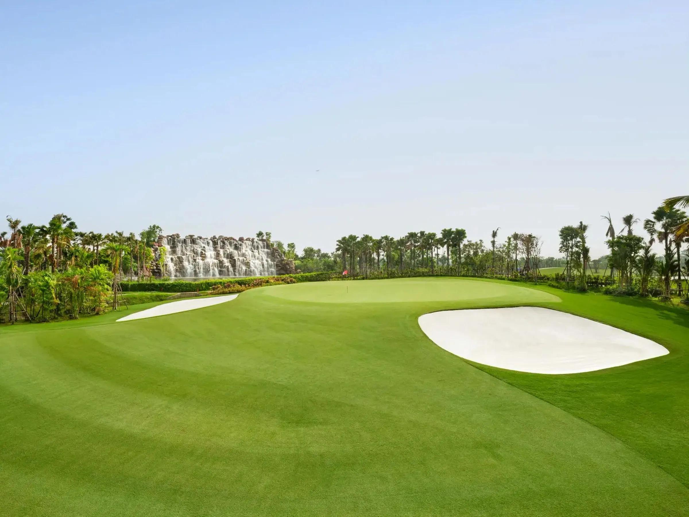 An elevated green surrounded by sand bunkers