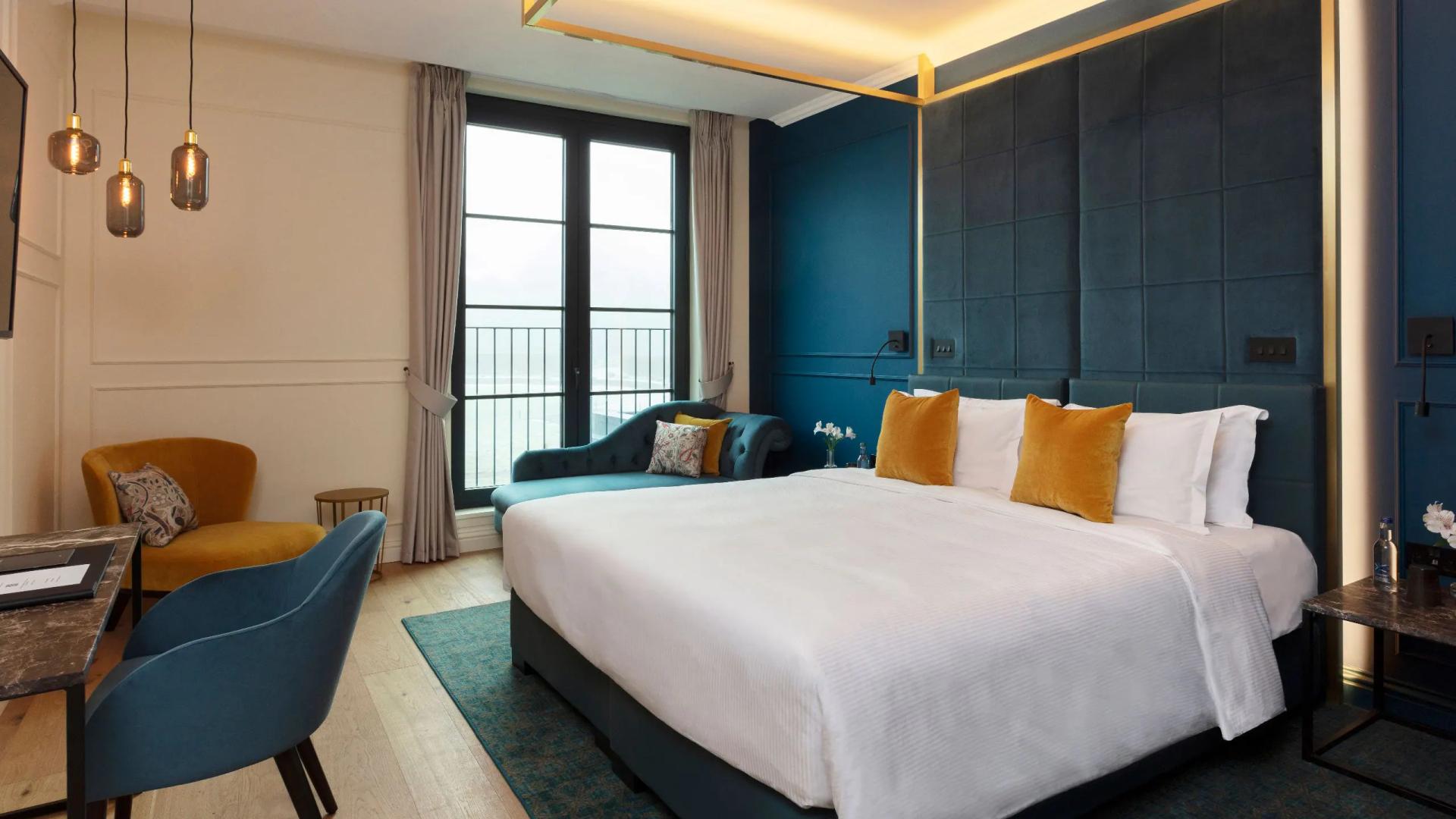 Double bed suite at SCHLOSS Roxburghe