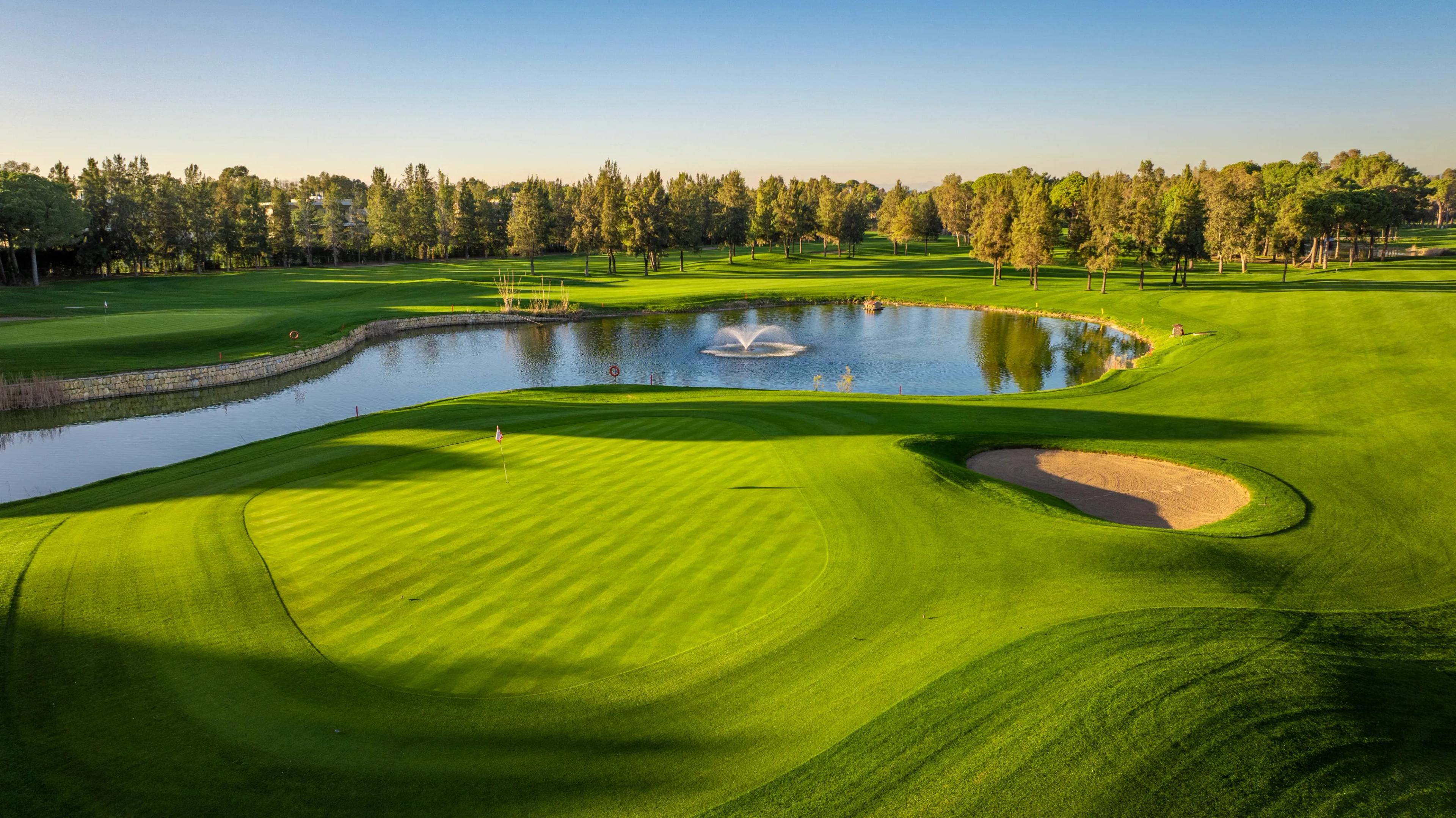 A smooth green next to a water hazard