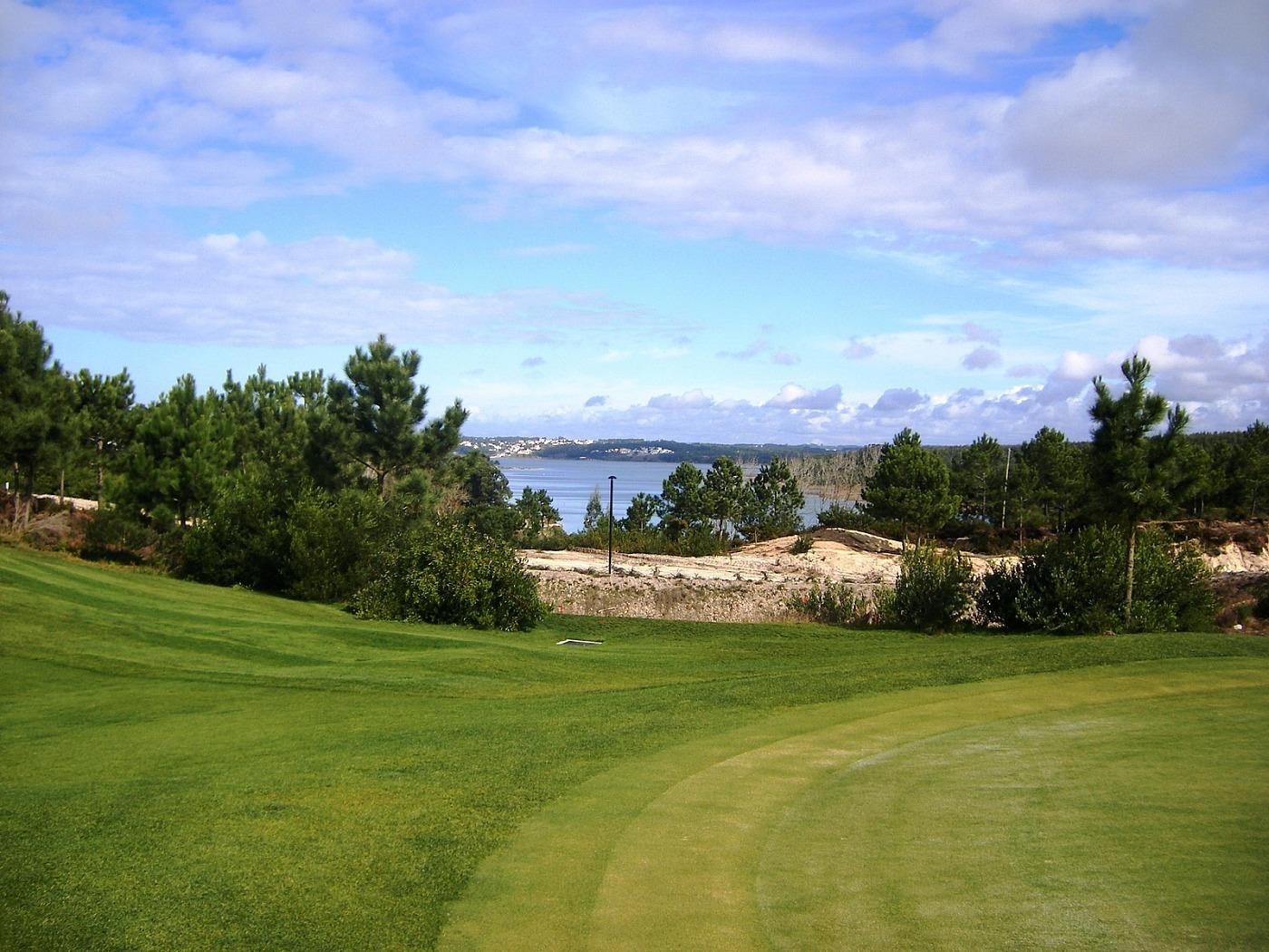 A well maintained fairway at Bom Sucesso Resort