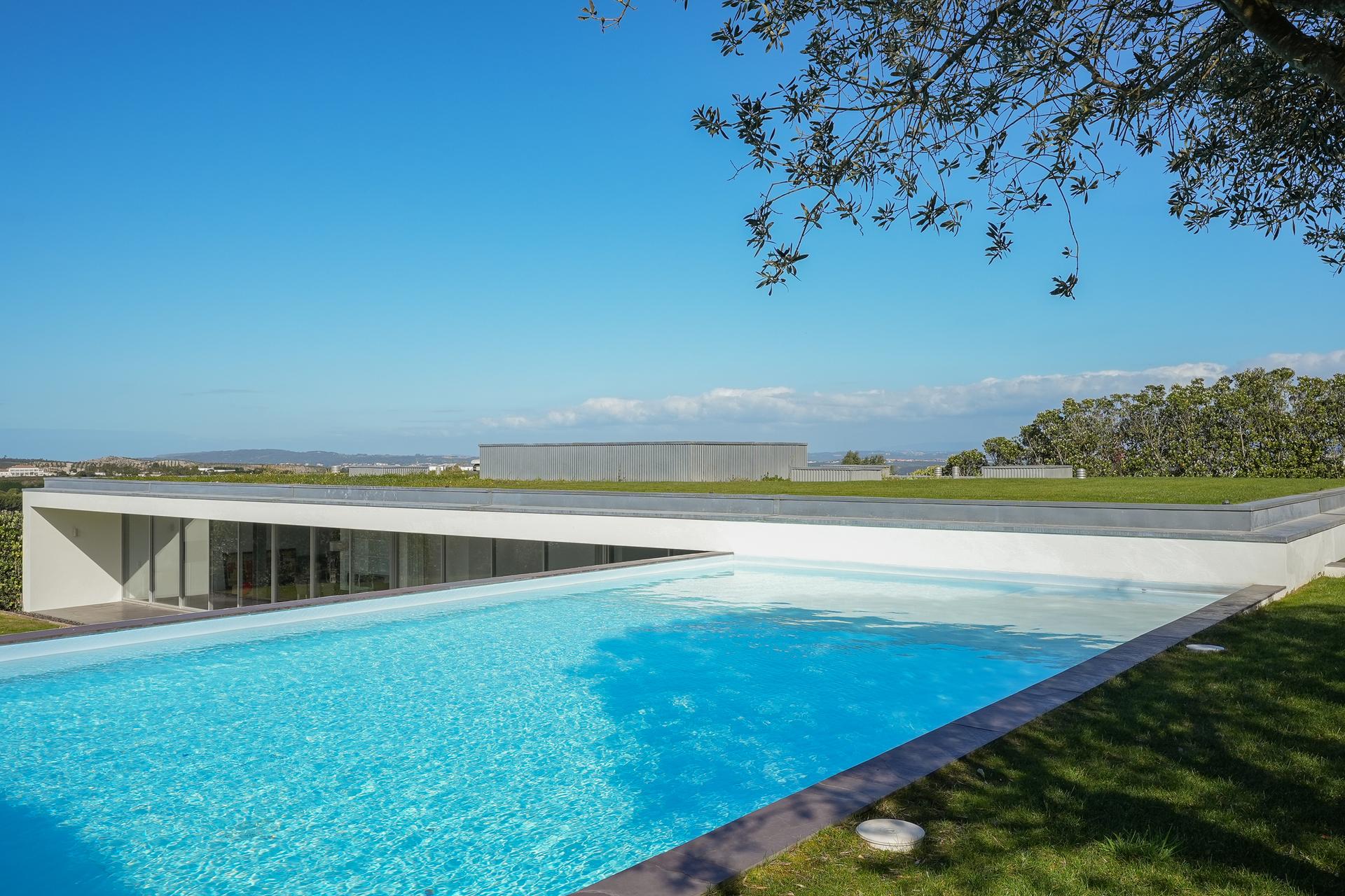 Outdoor rooftop swimming pool at Bom Sucesso Resort