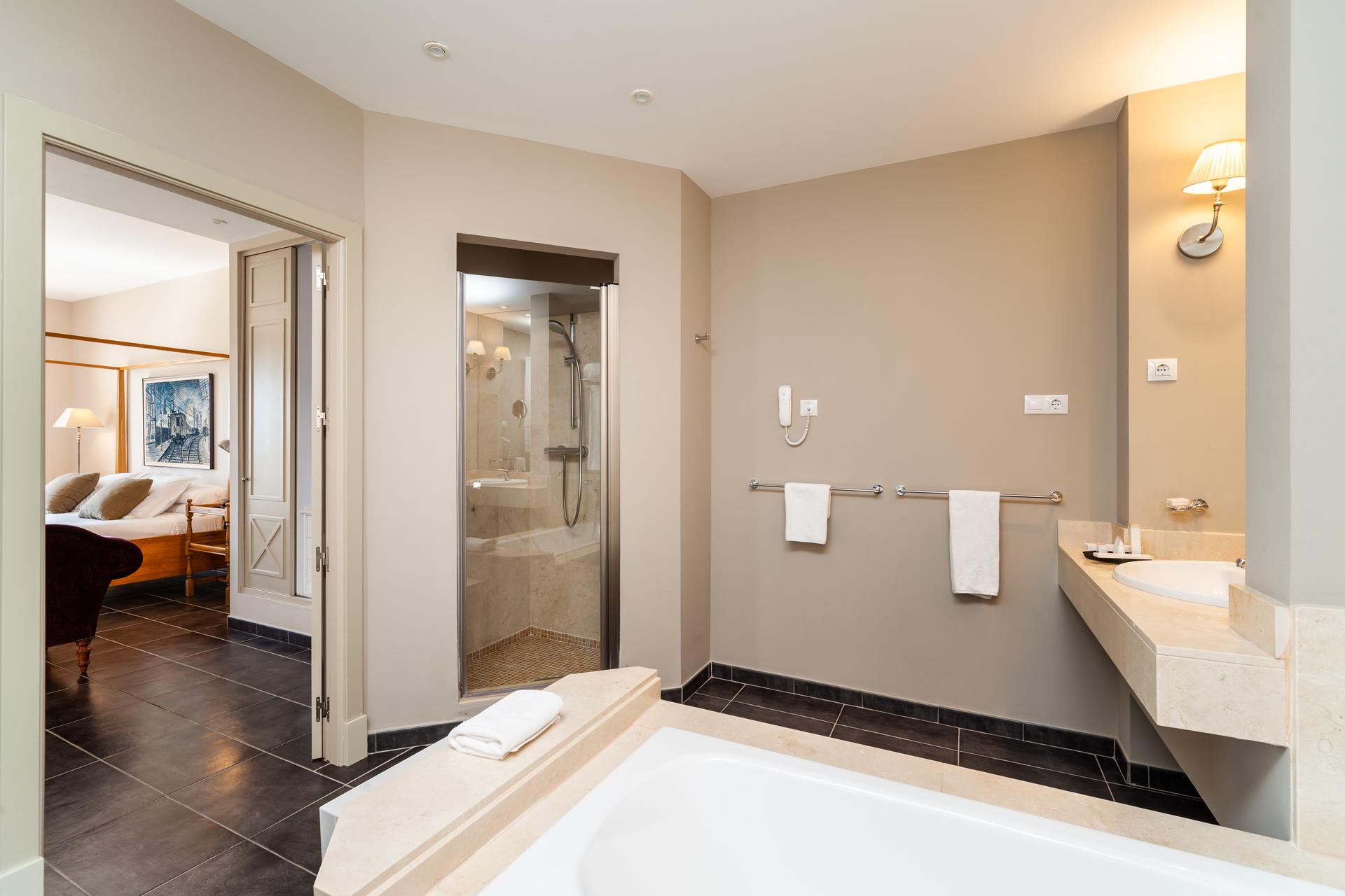 Bathroom as part of a double bed suite at Fairplay Golf & Spa Resort