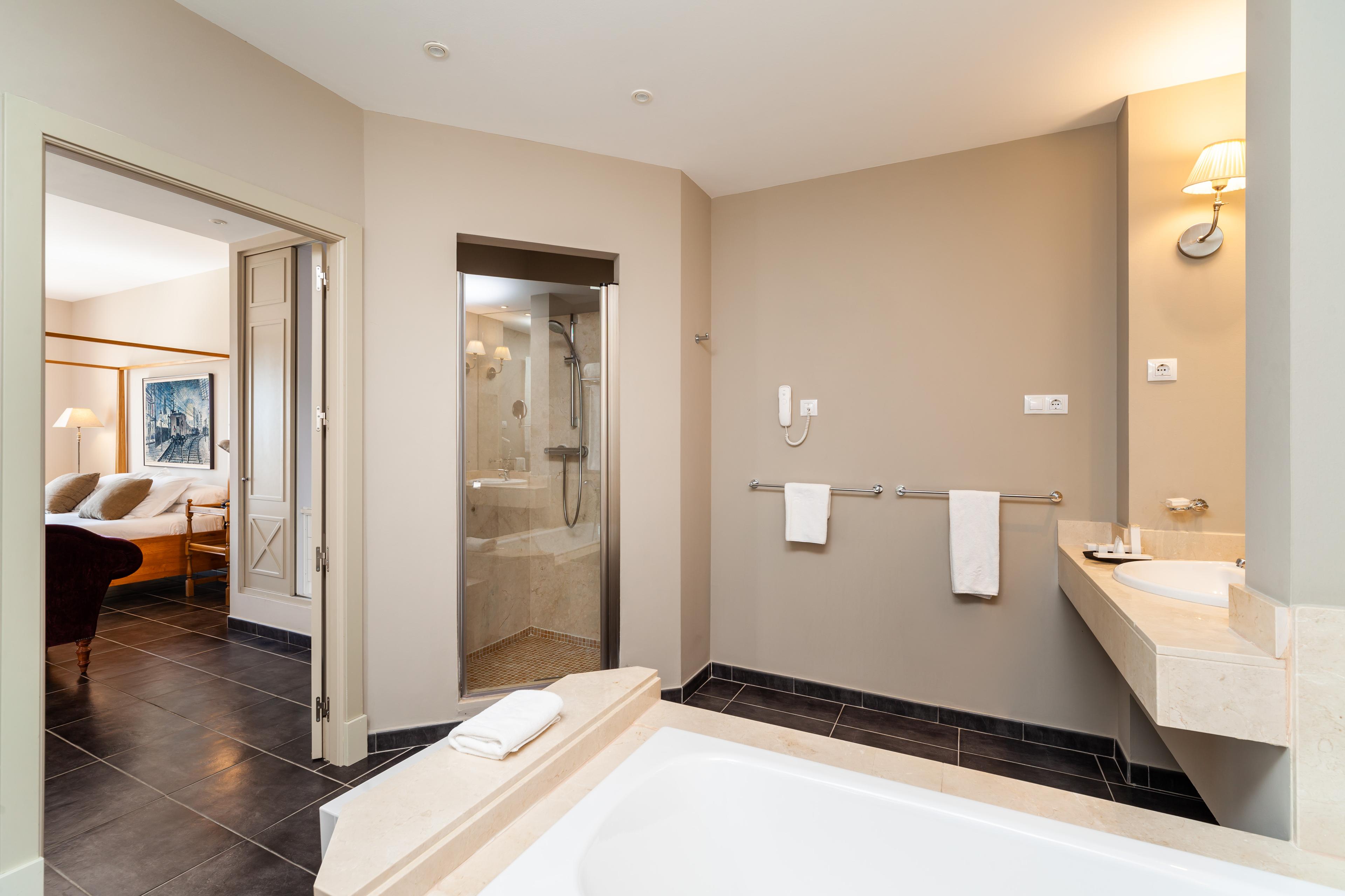 Bathroom as part of a double bed suite at Fairplay Golf & Spa Resort
