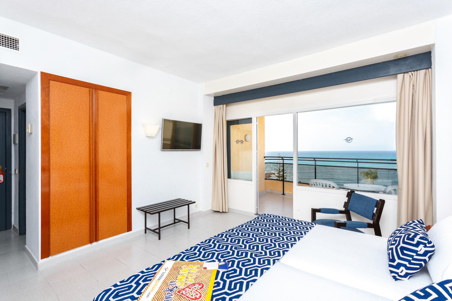 Double bed suite at Globales Gardenia with balcony views