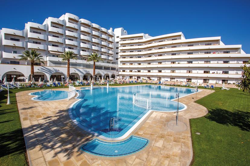 Panoramic view of the Hotel Brisa Sol building overlooking the outdoor pool