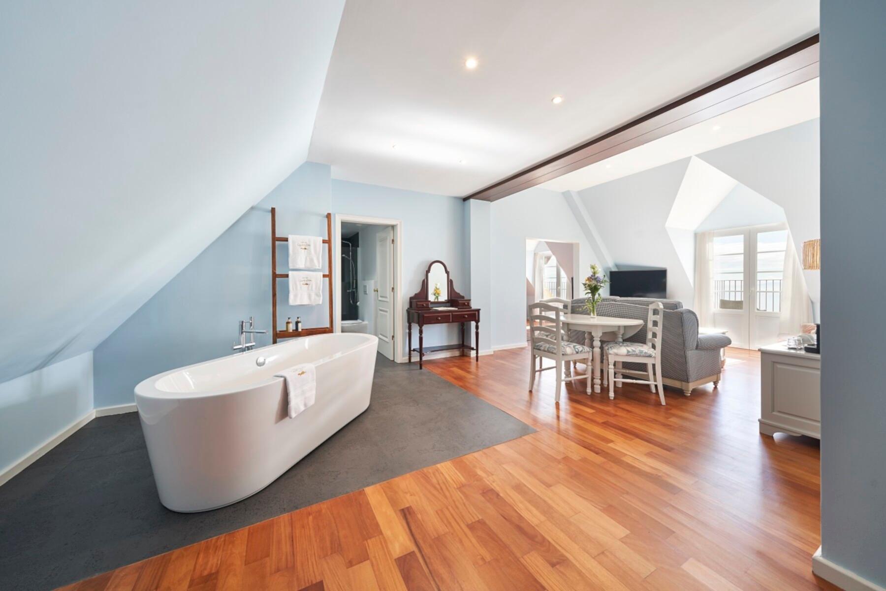 Bathroom as part of a double a suite at Hotel Quinta do Furão