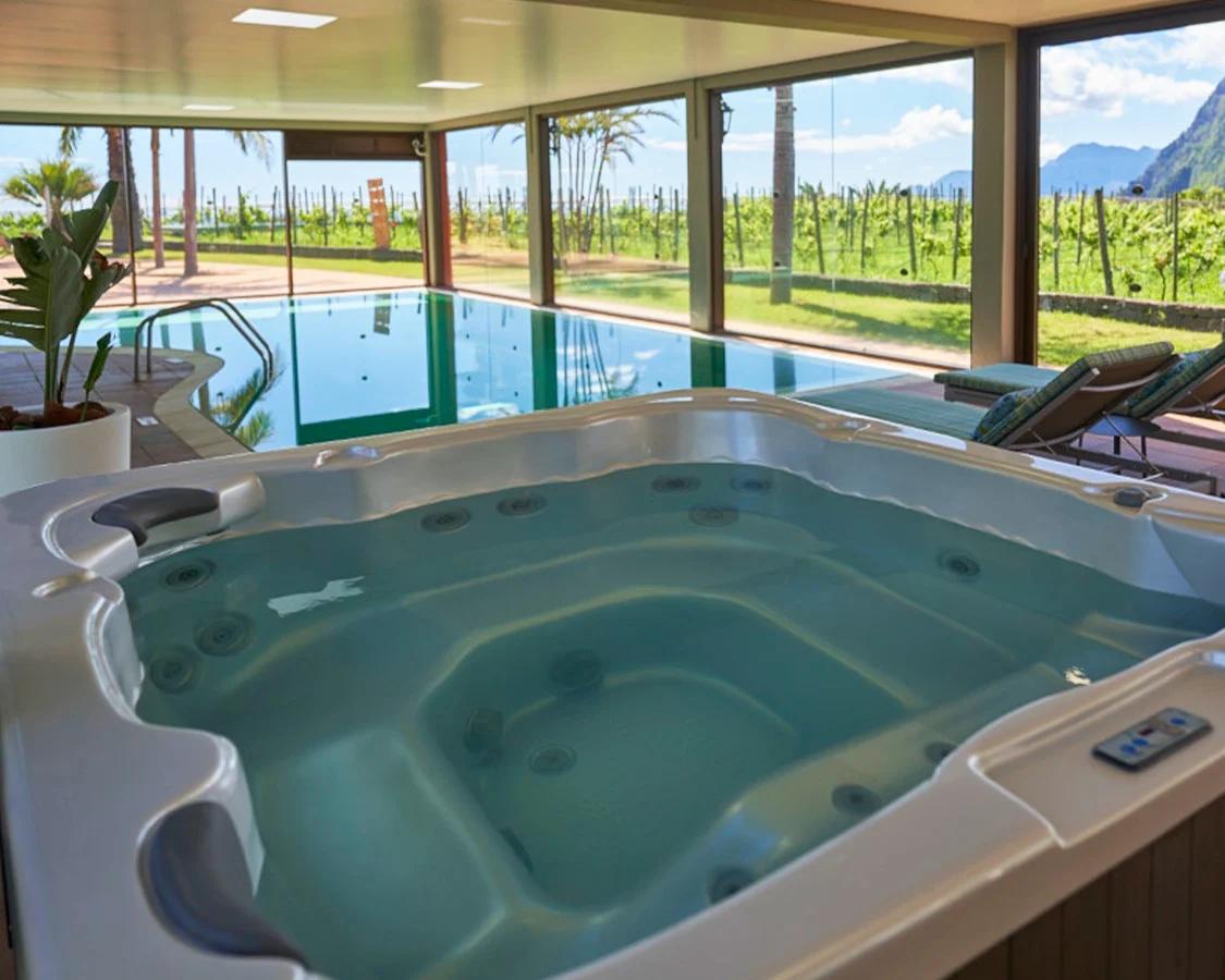 Indoor pool and jacuzzi at Hotel Quinta do Furão