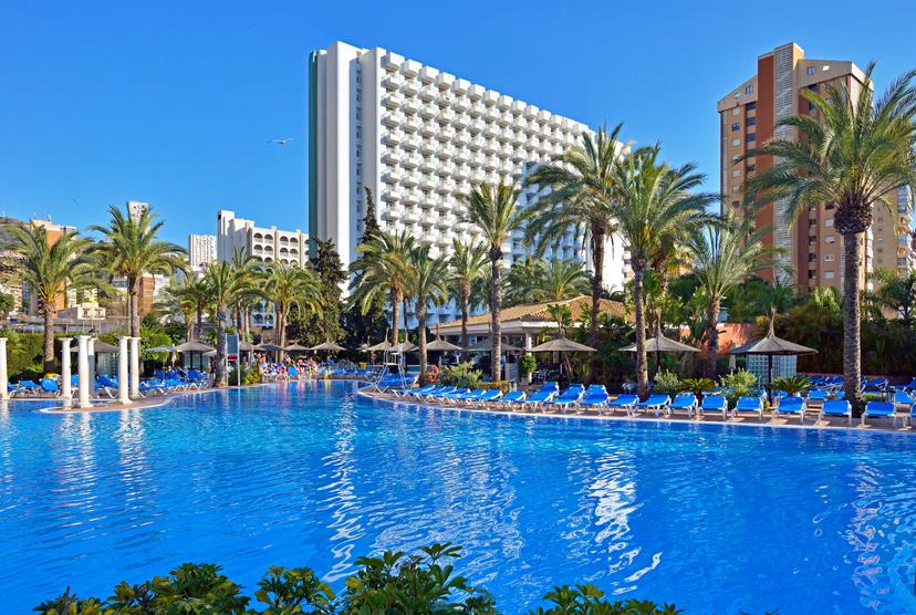 Panoramic view of the Hotel Sol Pelicanos Ocas building overlooking the outdoor pool