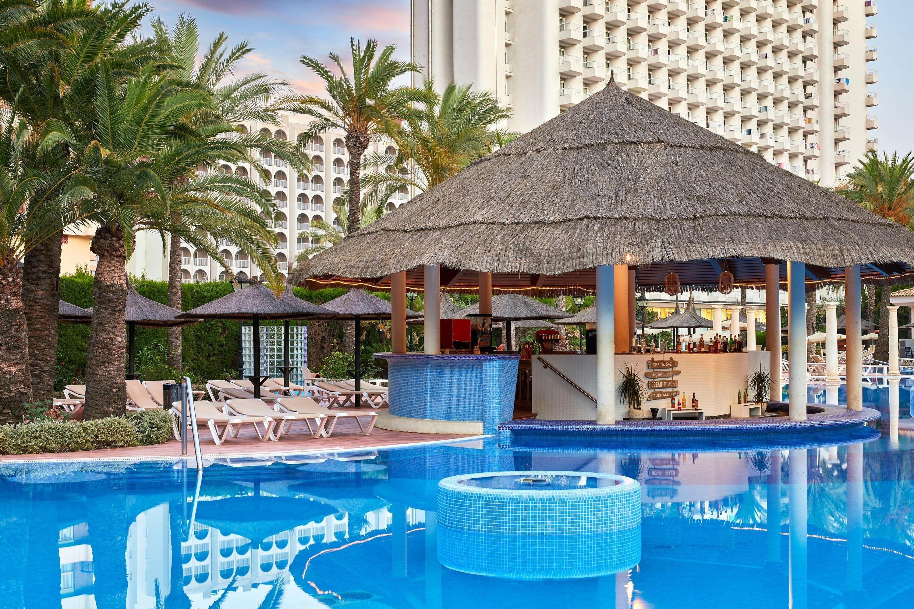 Panoramic view of the poolside bar at Hotel Sol Pelicanos Ocas