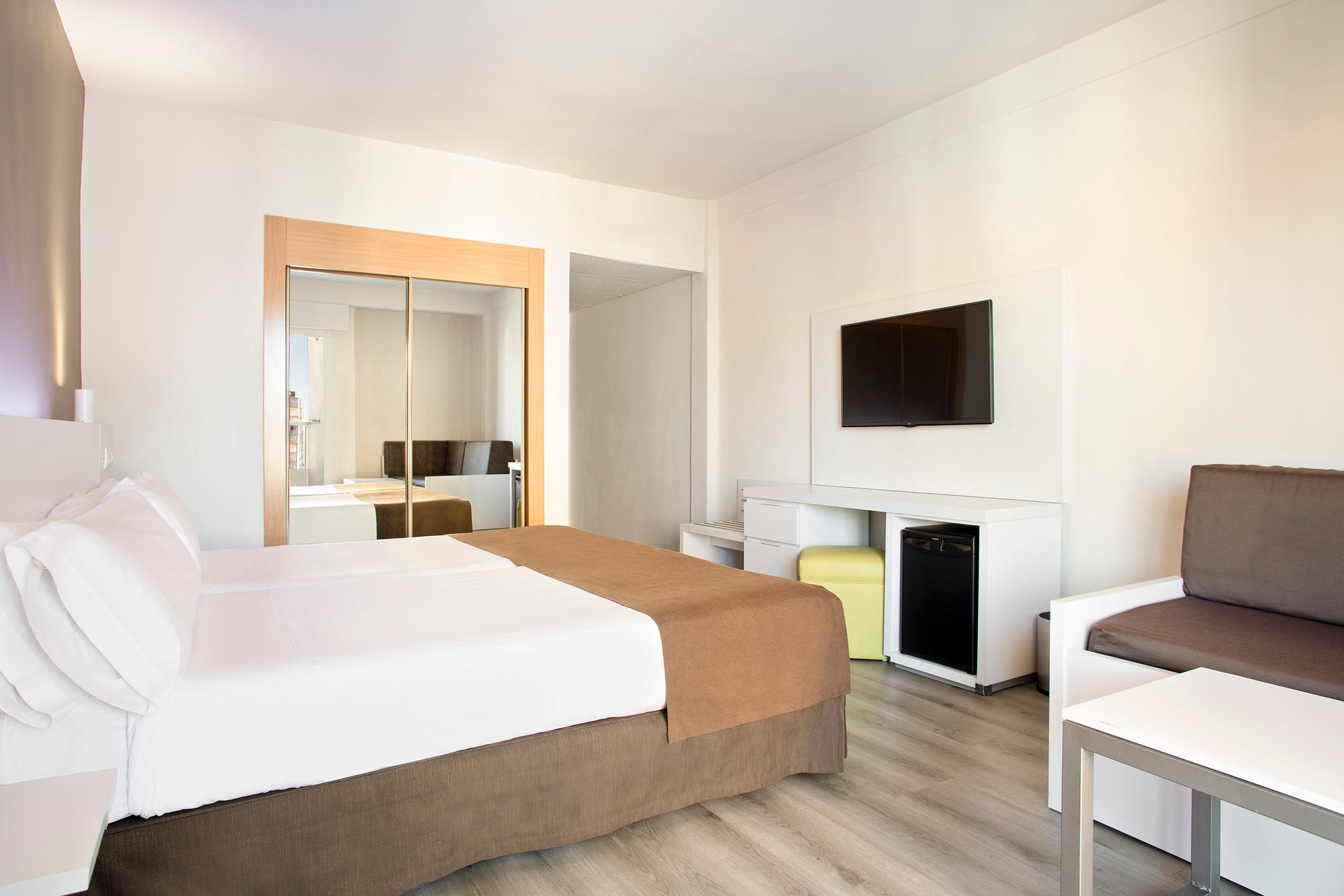 Double bed suite at Hotel Sol Pelicanos Ocas