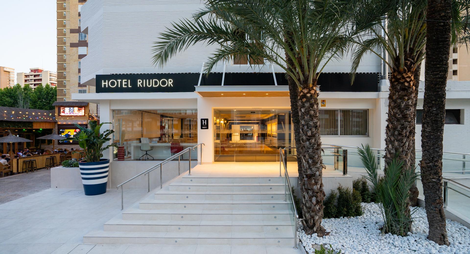 Panoramic view of the front entrance to Medplaya Hotel Riudor