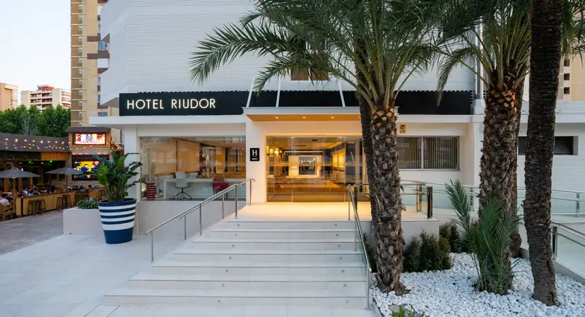 Panoramic view of the front entrance to Medplaya Hotel Riudor