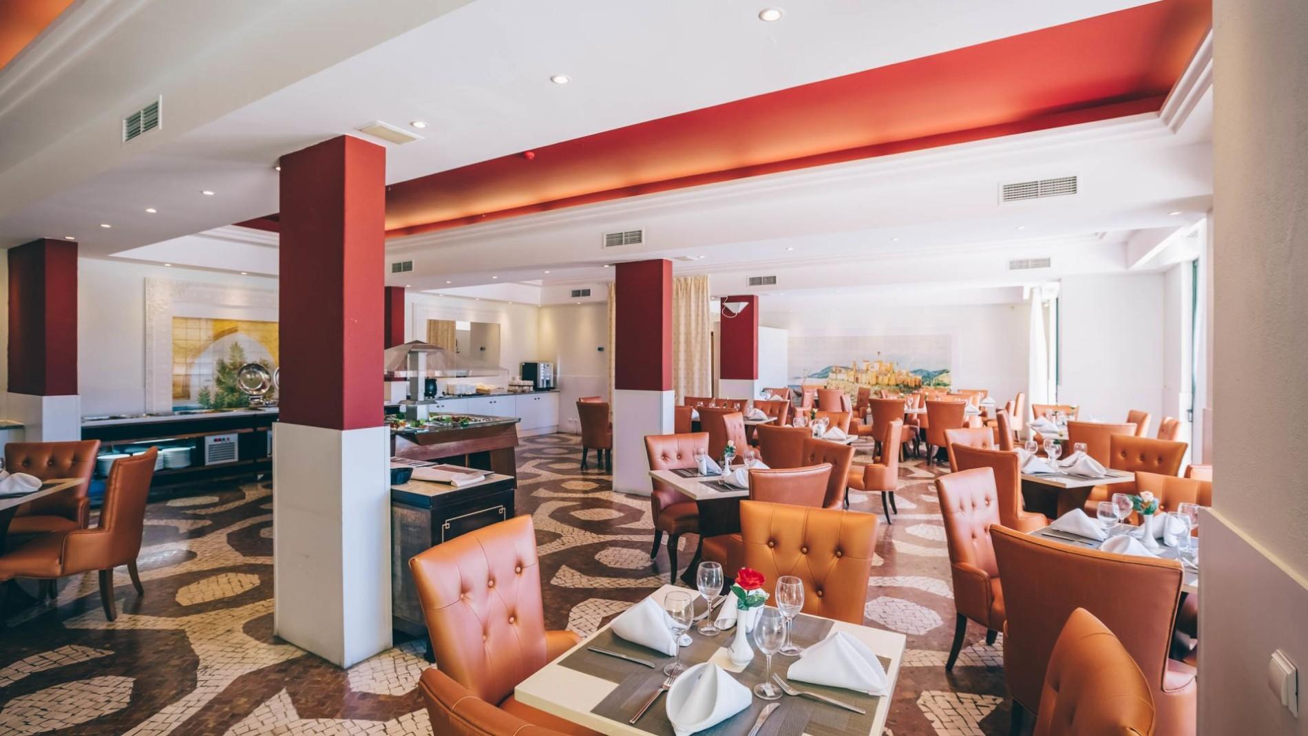 Indoor dining room at Muthu Forte da Oura