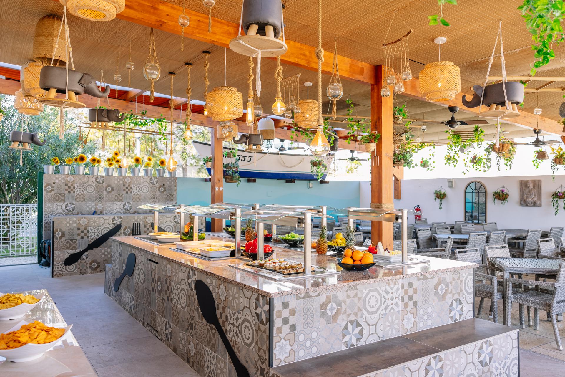 Outdoor food bar at Muthu Forte da Oura