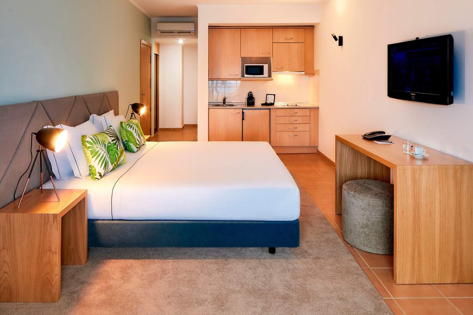 Spacious double bed suite with a kitchen area at NH Marina Portimão