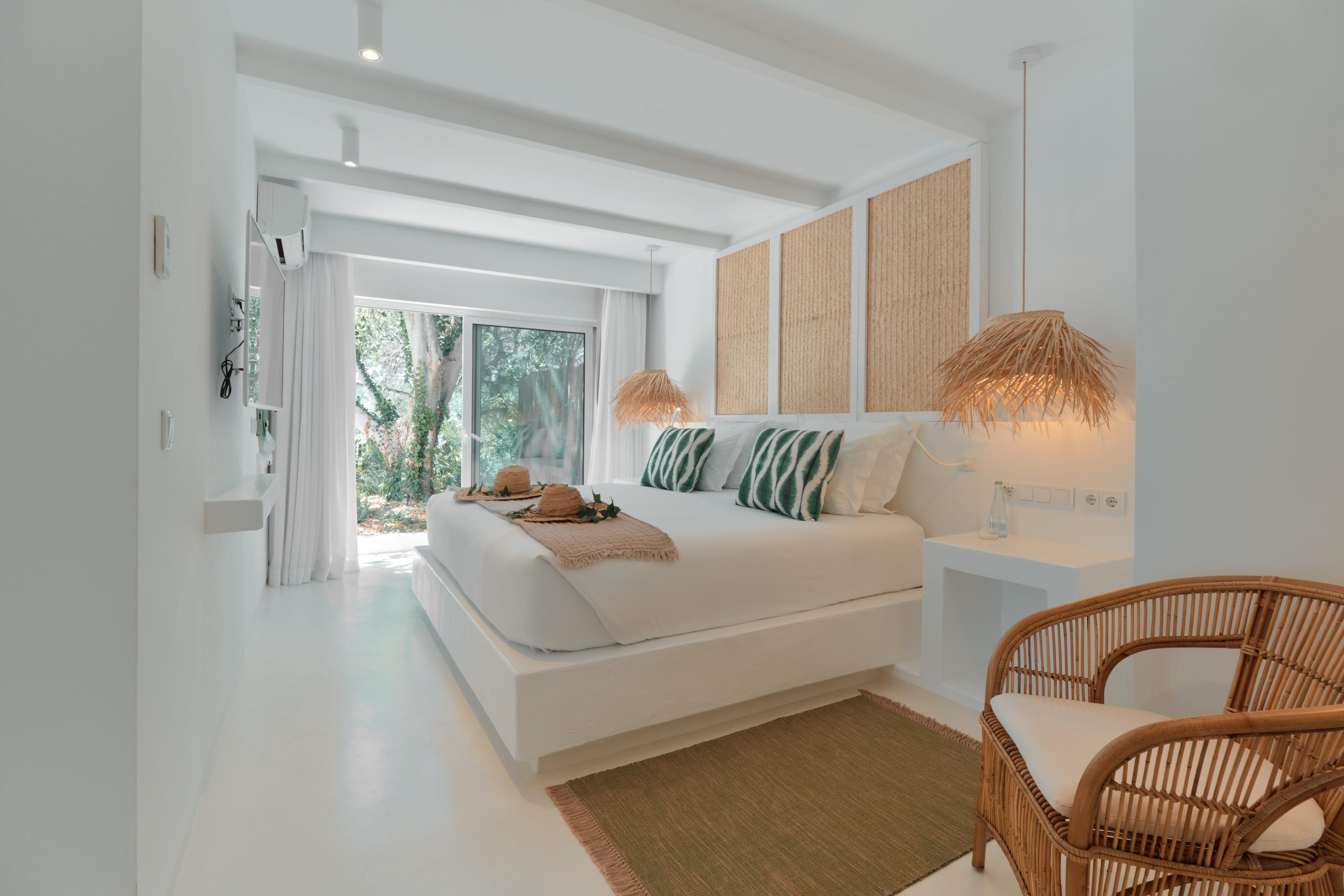 Spacious double bed suite with a patio space at Octant Hotel Vila Monte