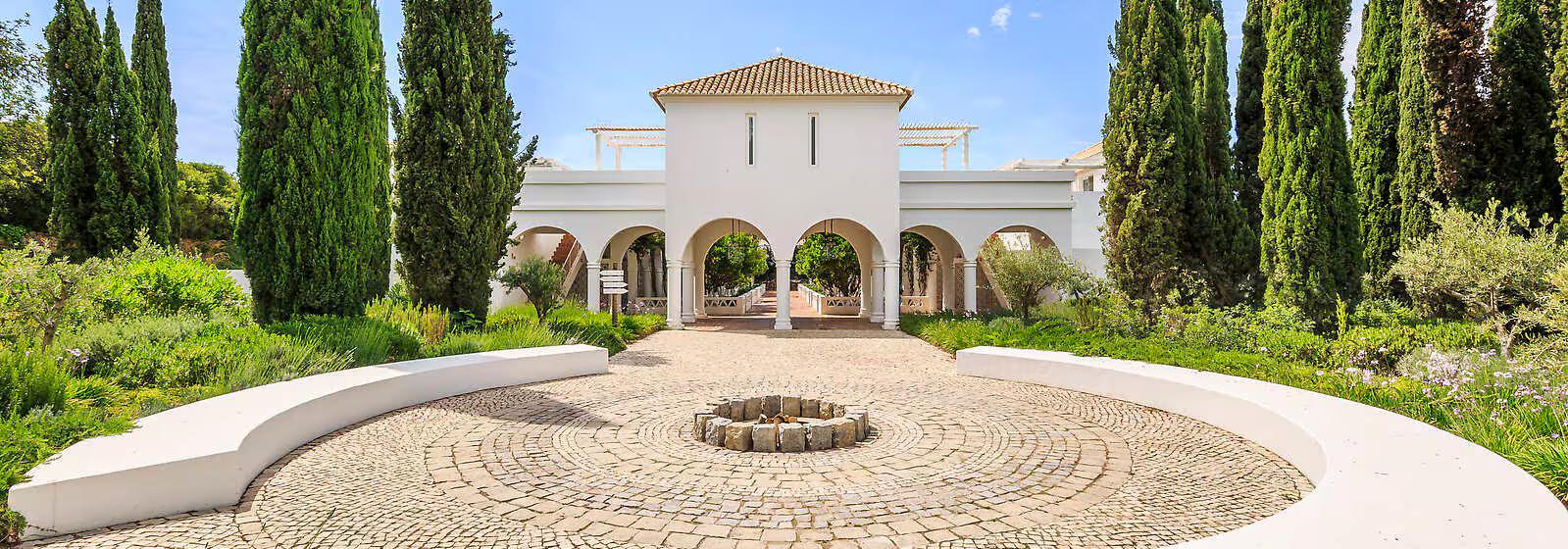 Front entrance to Octant Hotel Vila Monte