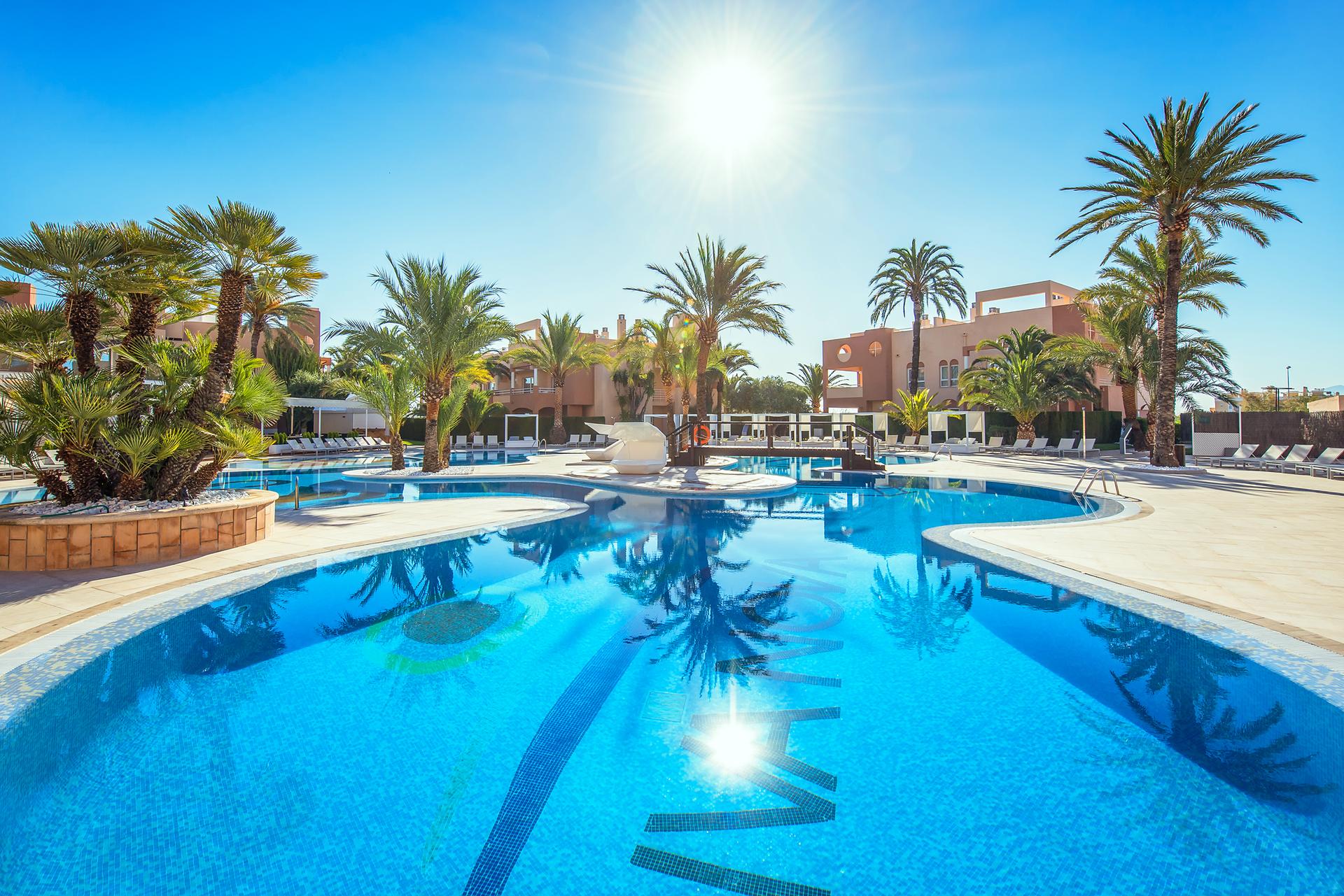 Sun shining down on the outdoor pool at Oliva Nova Beach & Golf Hotel