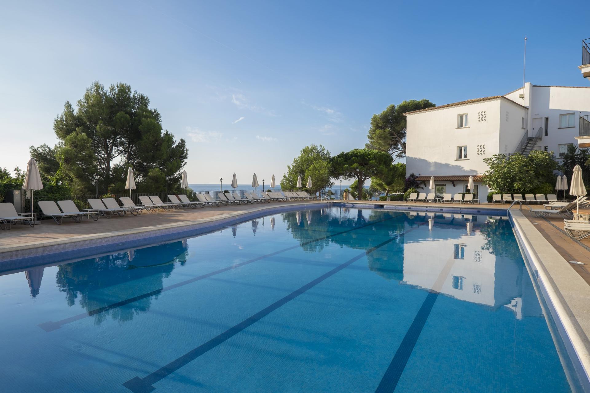 Outdoor swimming pool at Park Hotel San Jorge & Spa