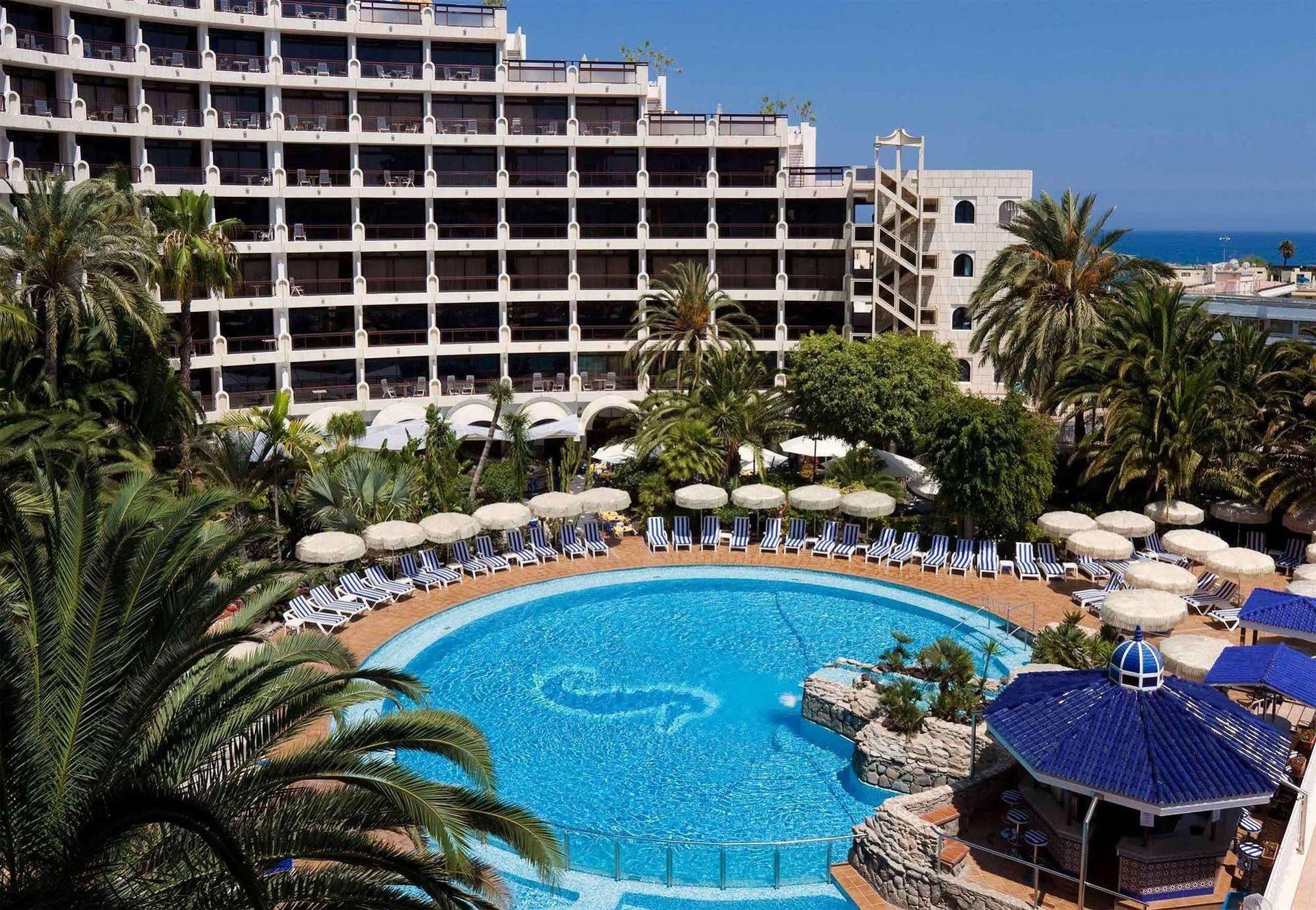 Overhead view of the outdoor swimming pool at Seaside Sandy Beach