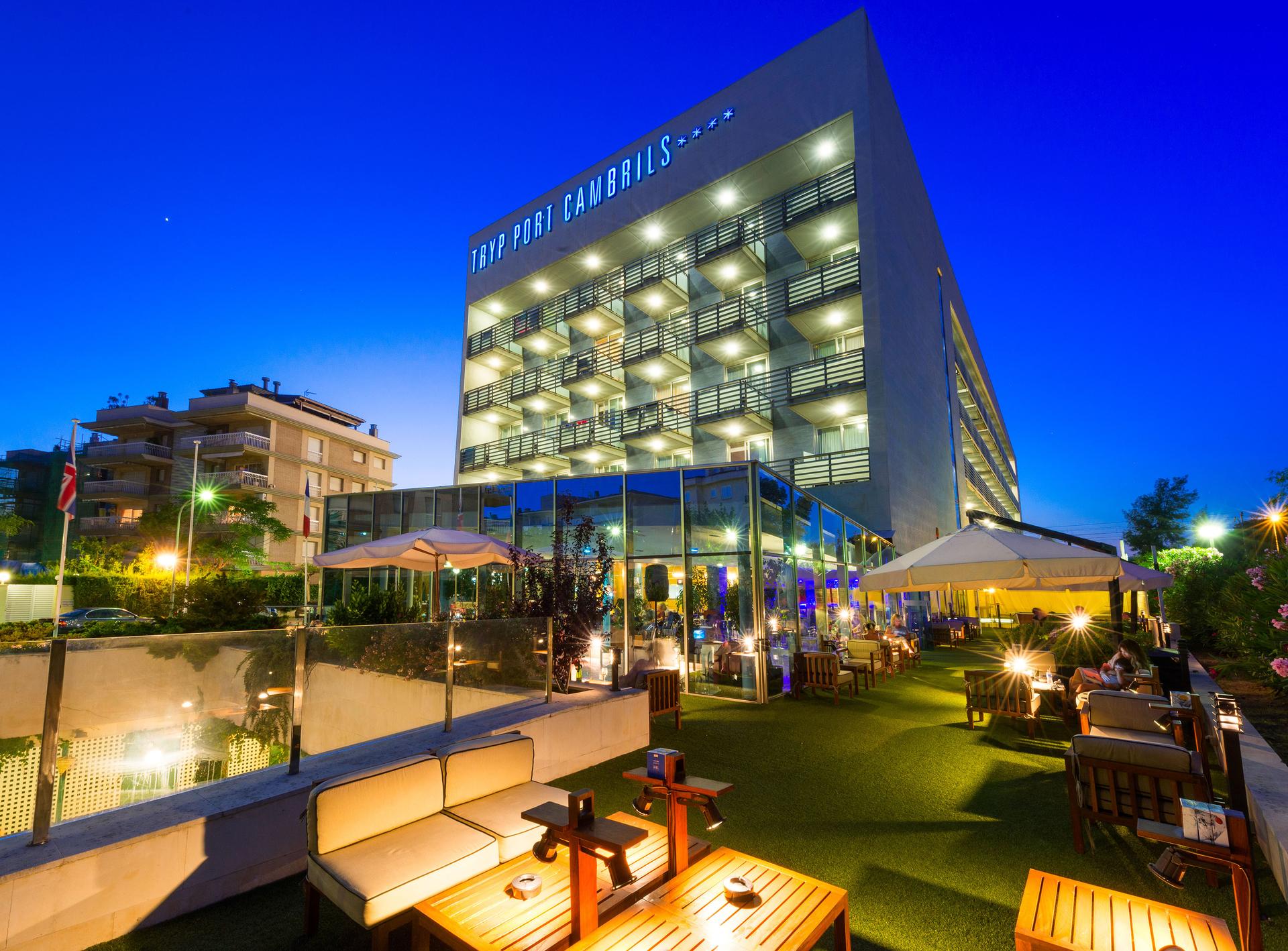 Panoramic view of the Sol Port Cambrils Hotel building at night