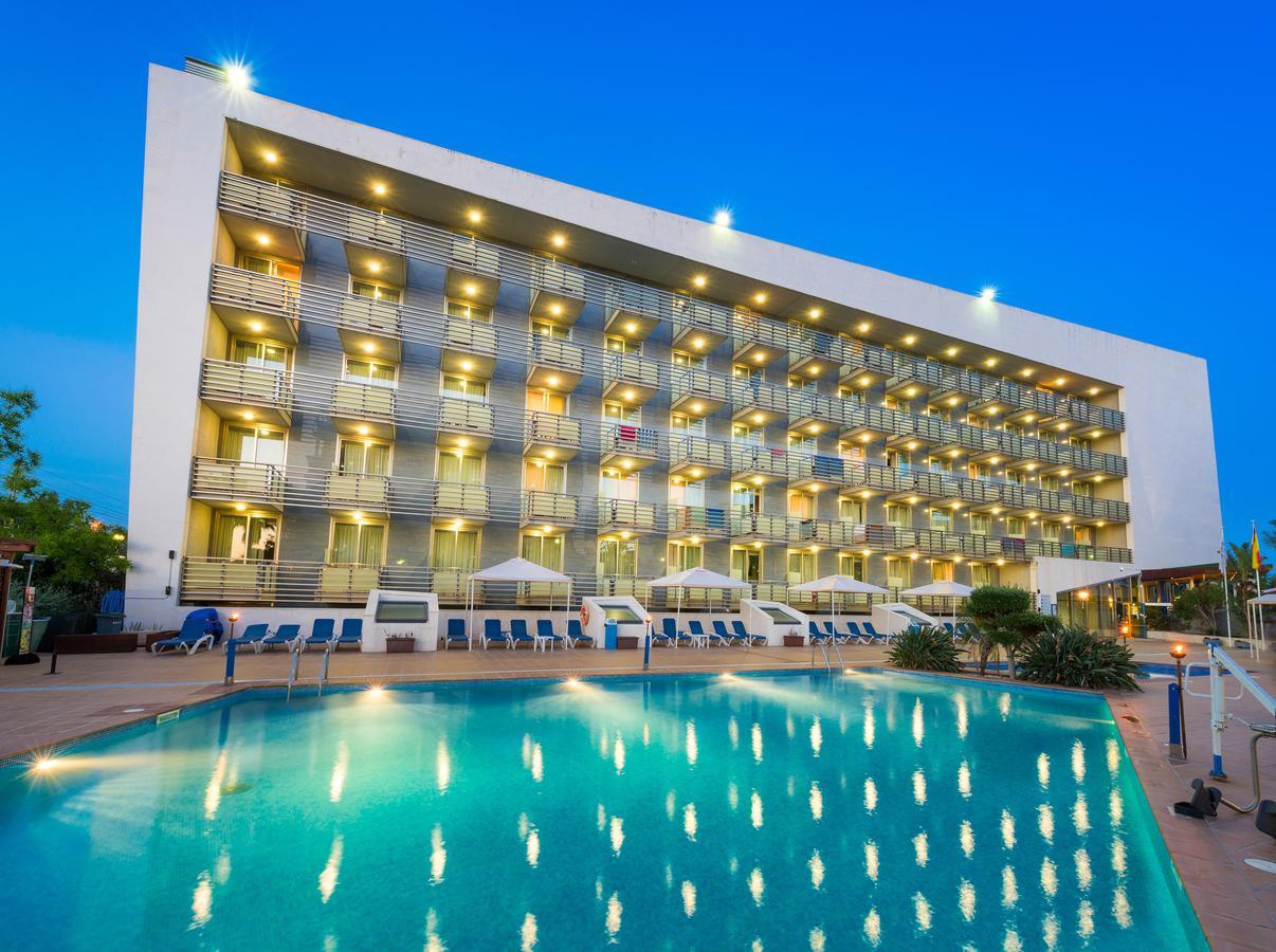 Panoramic view of the Sol Port Cambrils Hotel building overlooking the outdoor pool