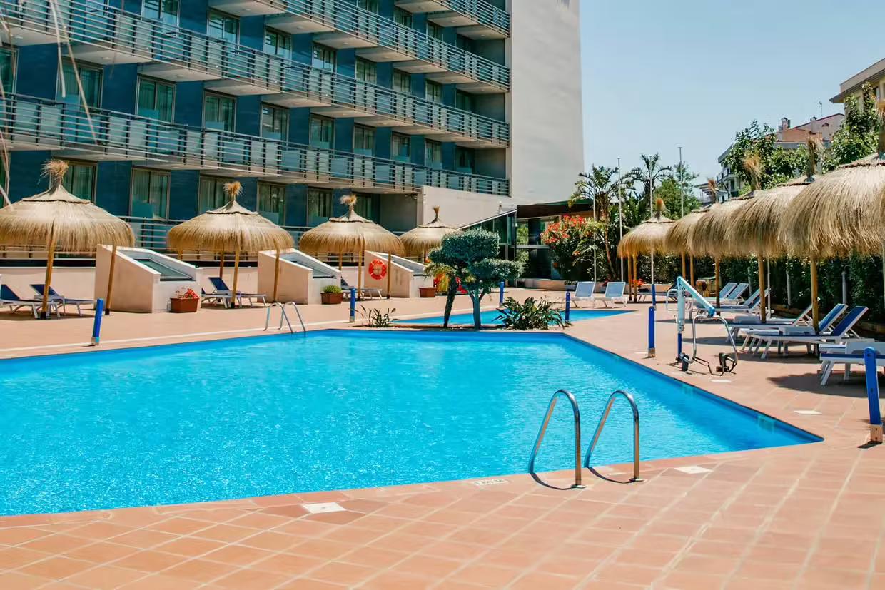 Panoramic view of the outdoor swimming pool at Sol Port Cambrils Hotel